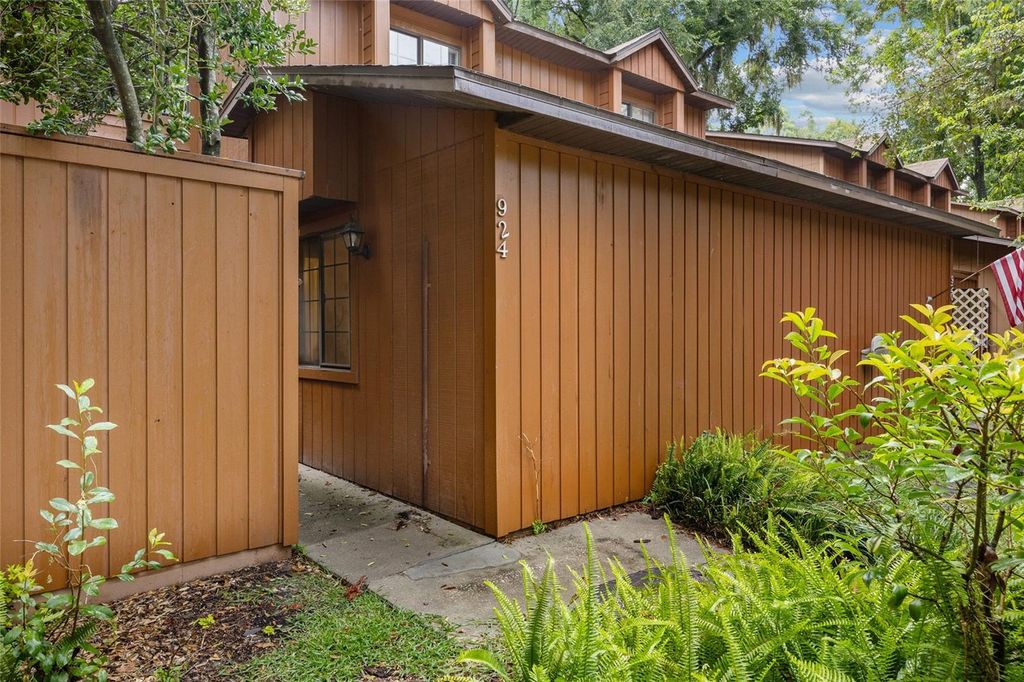 Photo of 924 SW 57th Drive, Gainesville, FL 32607 (MLS # GC532553)