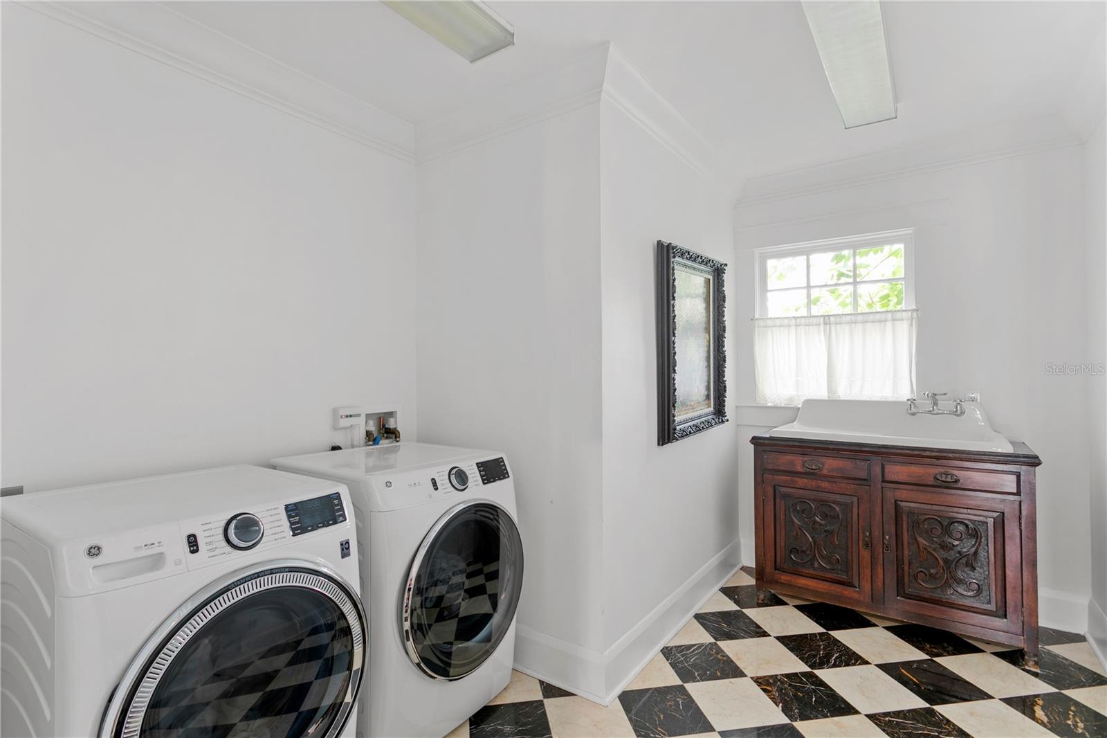 WEST NEW SUBURB BEAUTIFUL - Residential