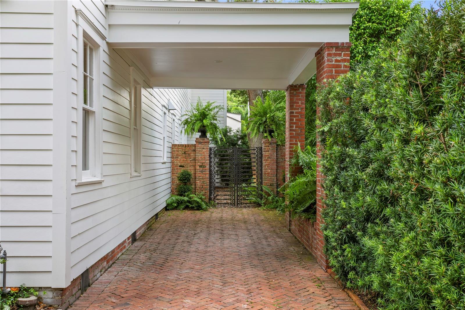 WEST NEW SUBURB BEAUTIFUL - Residential