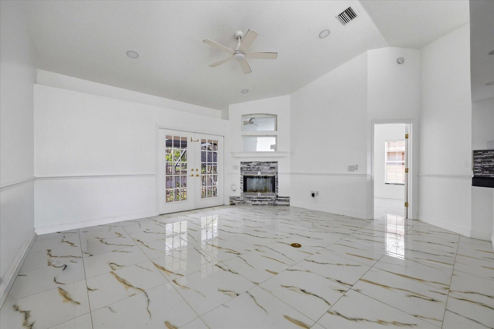 TROPIC SHORES - Residential