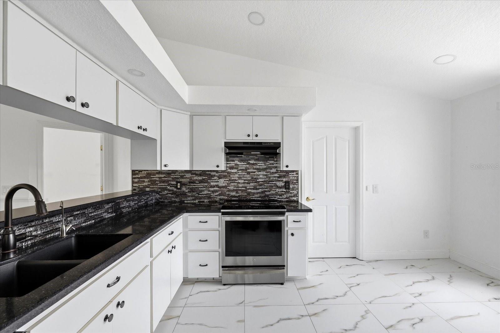 TROPIC SHORES - Residential