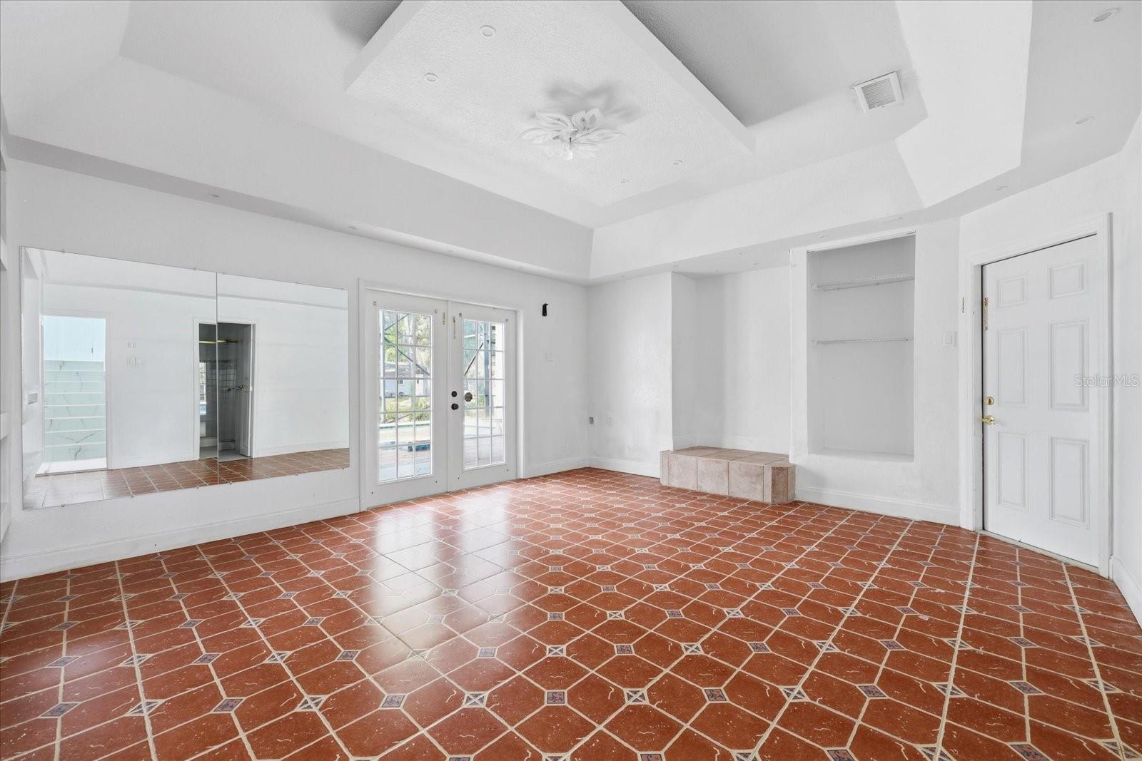 TROPIC SHORES - Residential