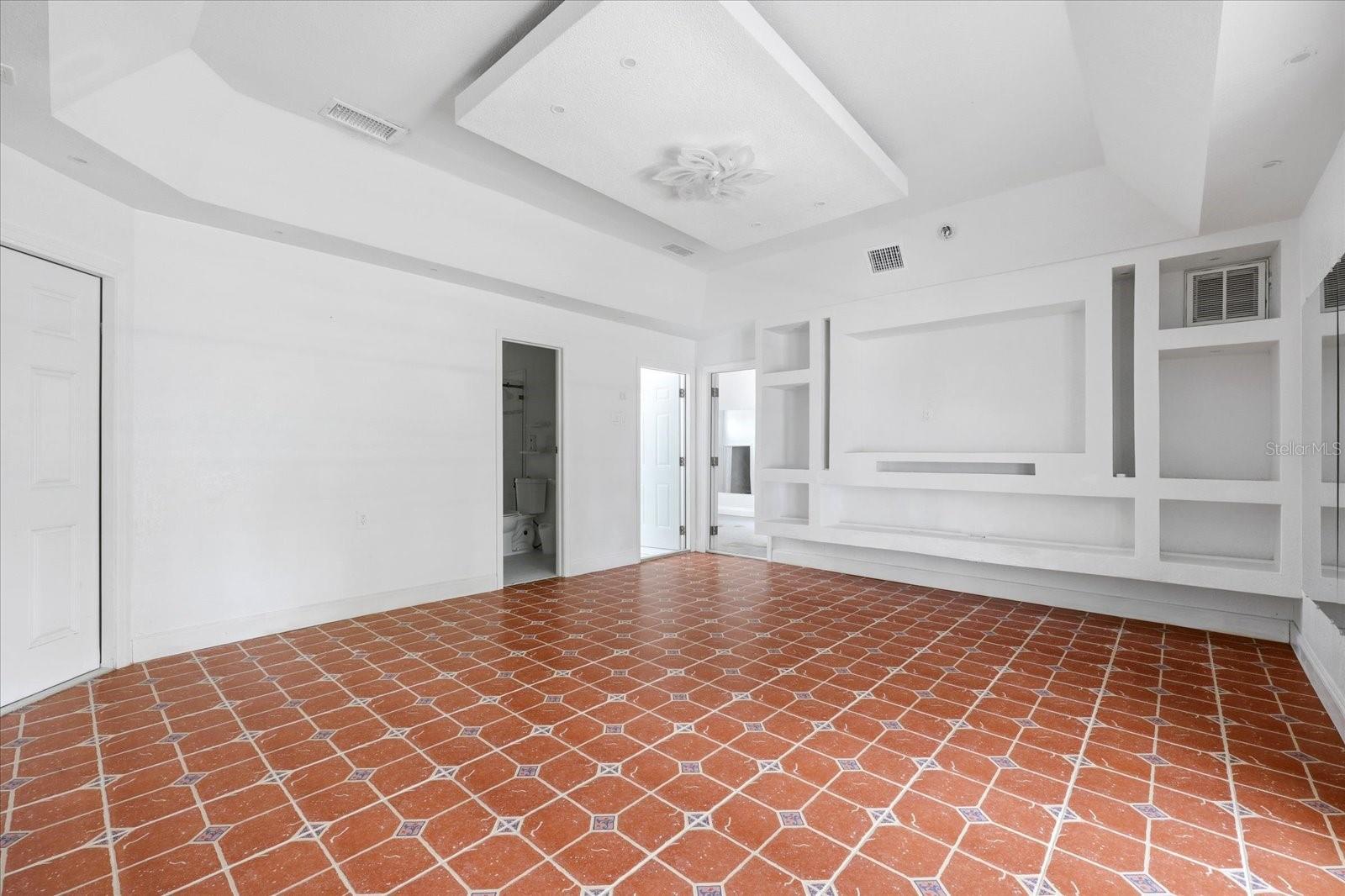 TROPIC SHORES - Residential