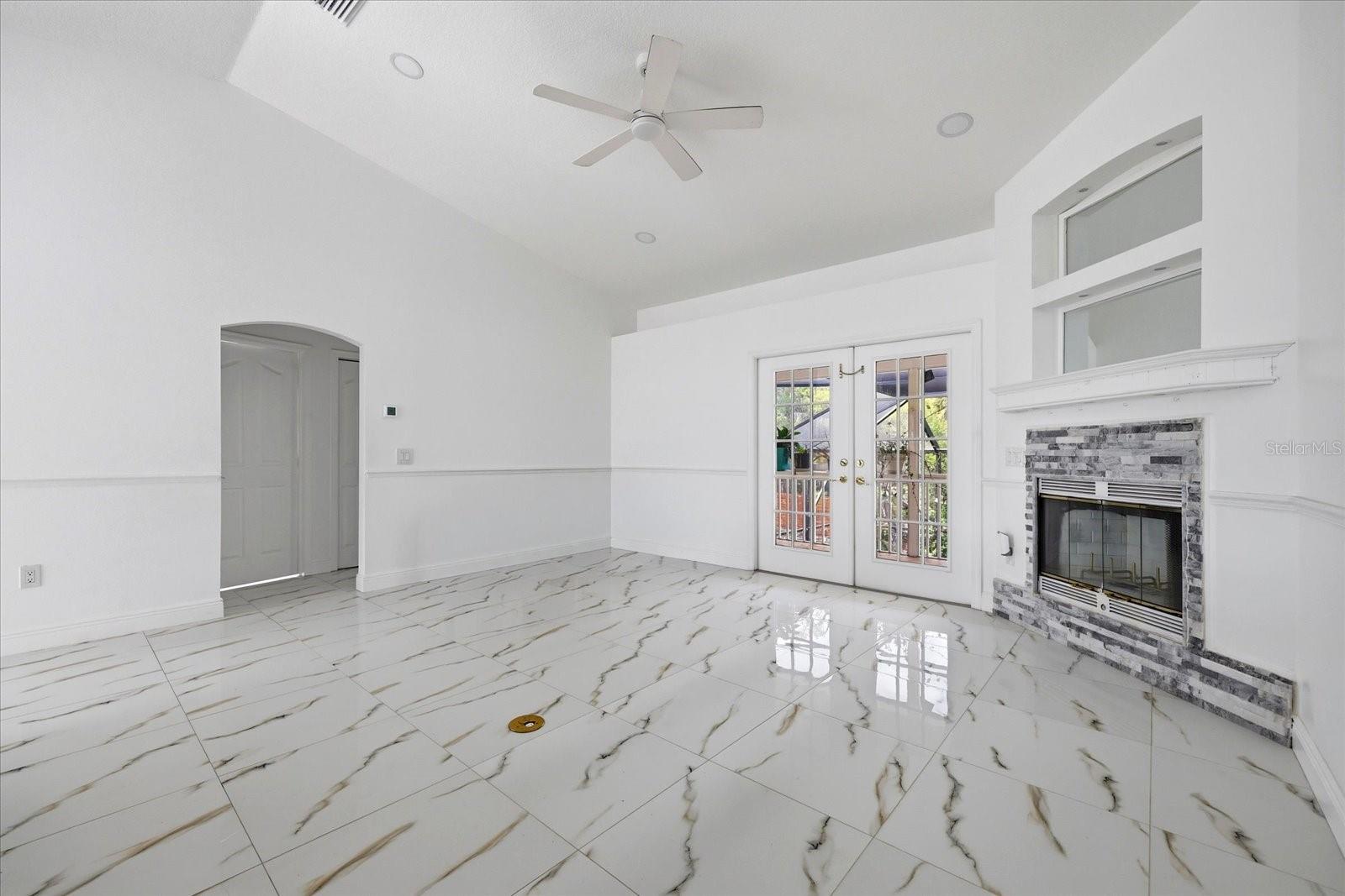 TROPIC SHORES - Residential