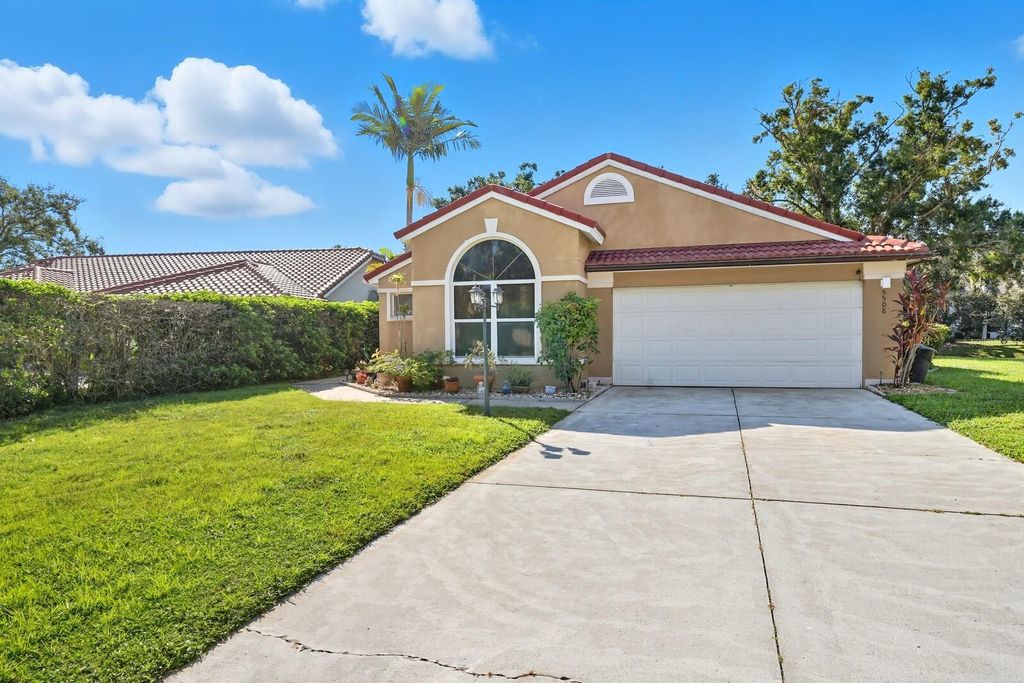 Photo of 5508 Gardens Drive, Sarasota, FL 34243 (MLS # A4666564)