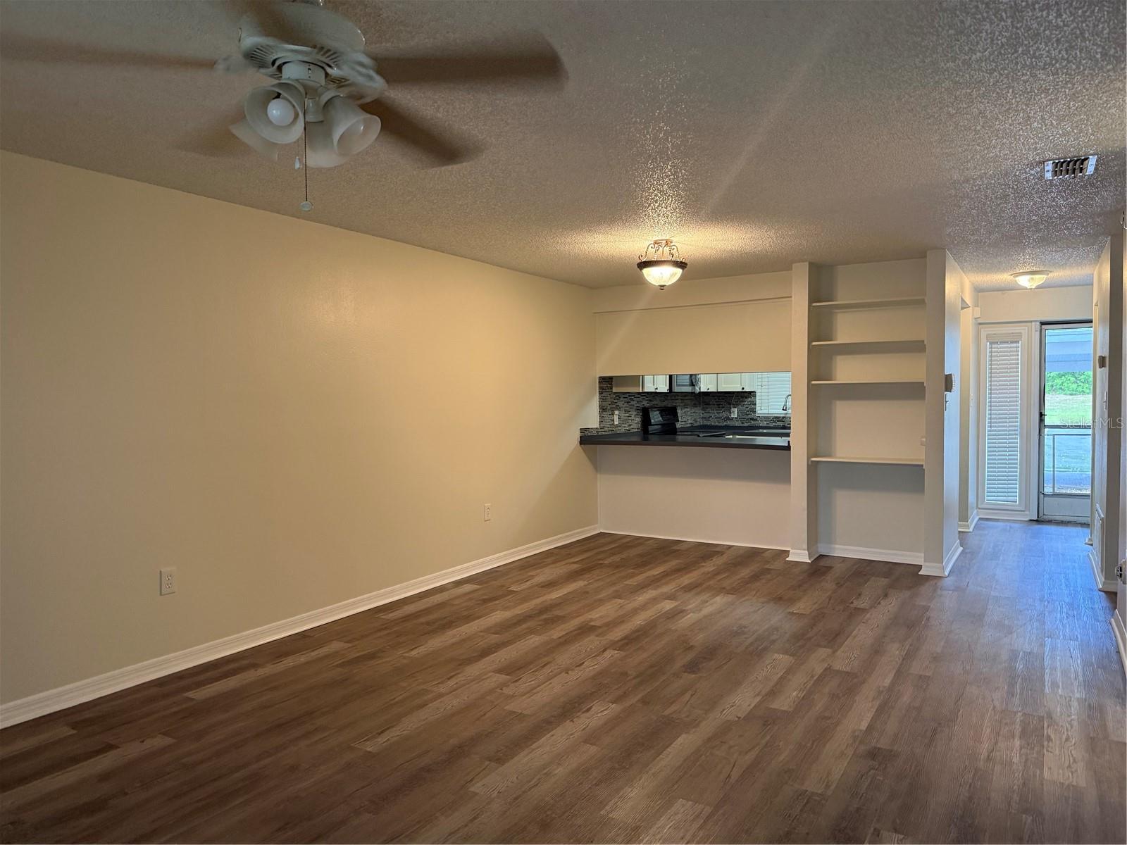 COUNTRY LAKE CONDO PH 01 - Residential