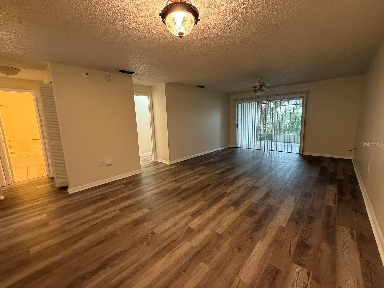 COUNTRY LAKE CONDO PH 01 - Residential