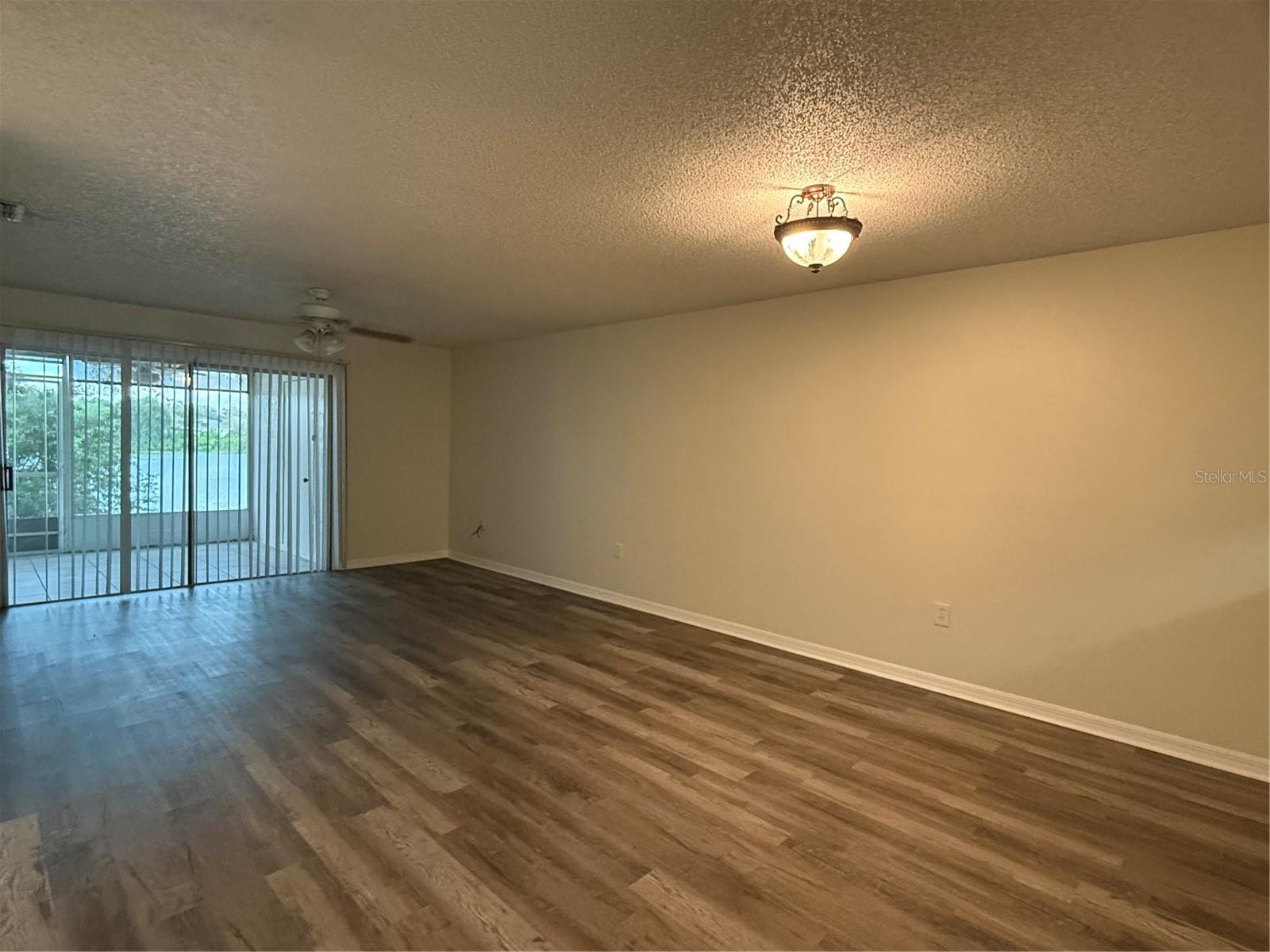 COUNTRY LAKE CONDO PH 01 - Residential