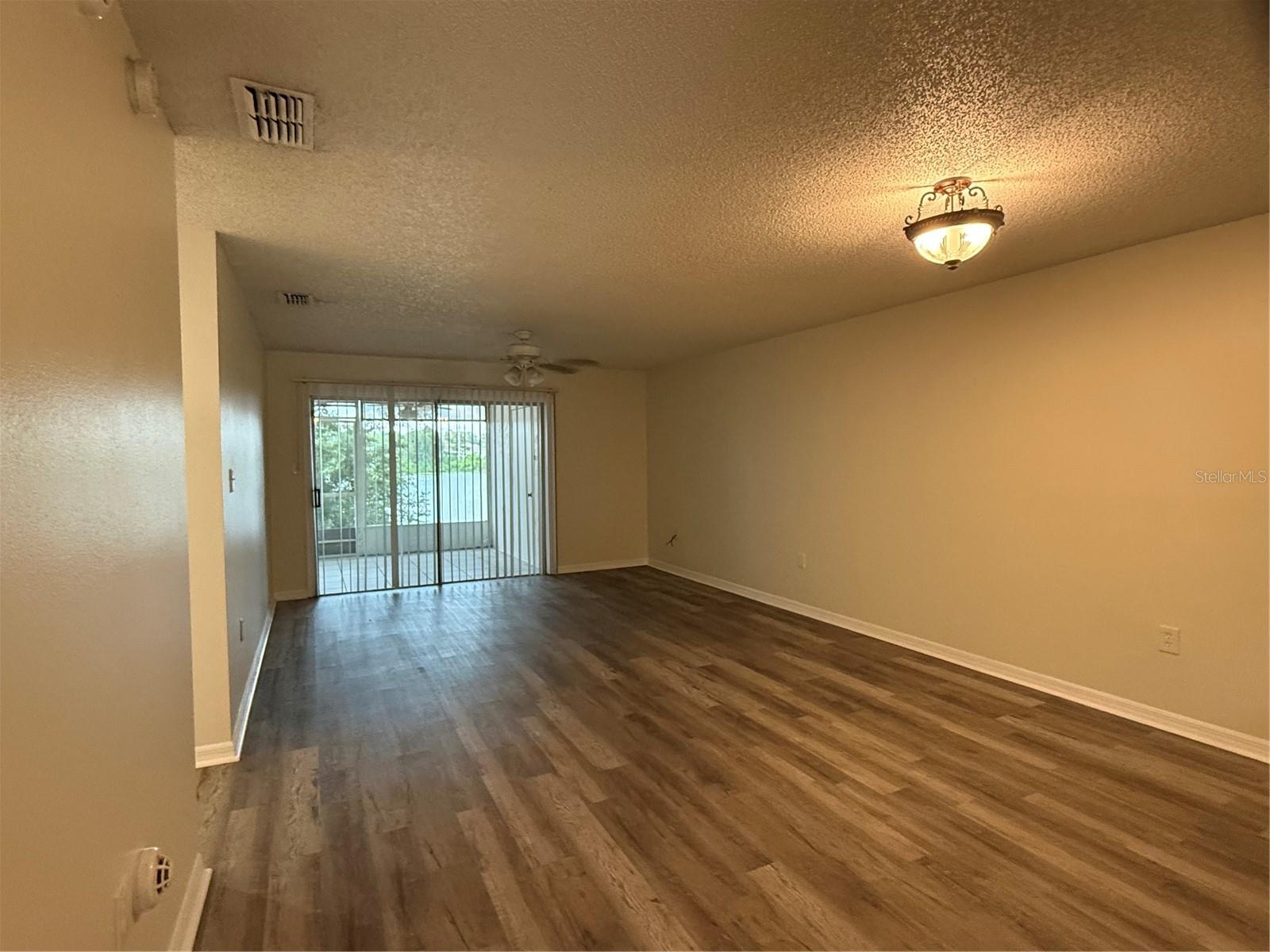 COUNTRY LAKE CONDO PH 01 - Residential