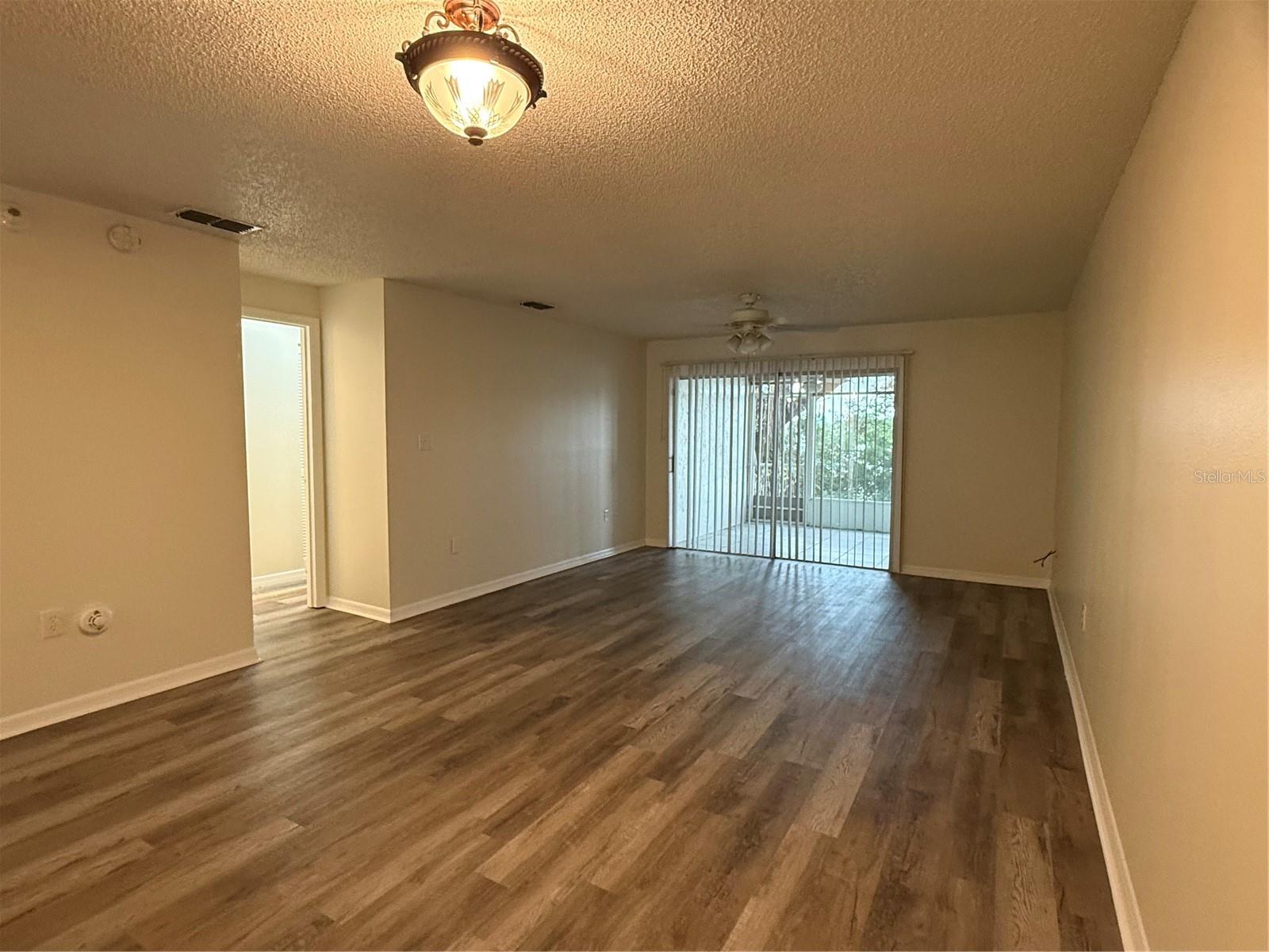COUNTRY LAKE CONDO PH 01 - Residential