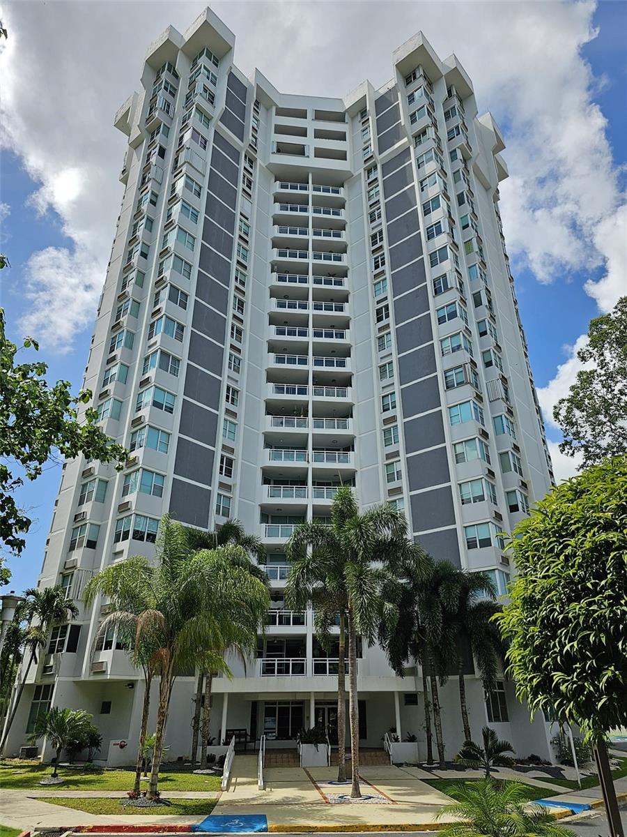 Enjoy this beautiful 3 bedroom, 2 bathroom apartment completely remodeled. The newly renovated kitchen is equipped with modern appliances and has elegant polished cement counter tops. The entire apartment is air conditioned with air conditioning consoles, and the windows have new curtains for comfort.
The living and dining area features fascias, creating a cozy and elegant ambiance. In addition, you can enjoy excellent amenities, such as a tennis court, swimming pools for all family, and 24-hour security.
The apartment includes two indoor parking spaces for your convenience.