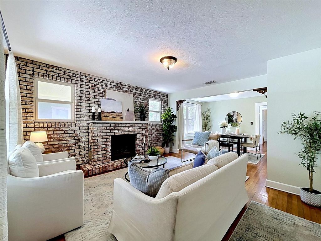 Photo of 104 W Chelsea Street, Tampa, FL 33603 (MLS # TB8511329)