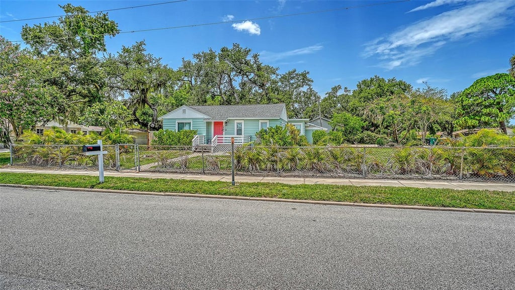 Photo of 1507 10th Avenue W, Palmetto, FL 34221 (MLS # A4700146)