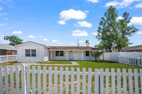 Photo of 405 N Hawthorn Circle, Winter Springs, FL 32708 (MLS # O6421495)