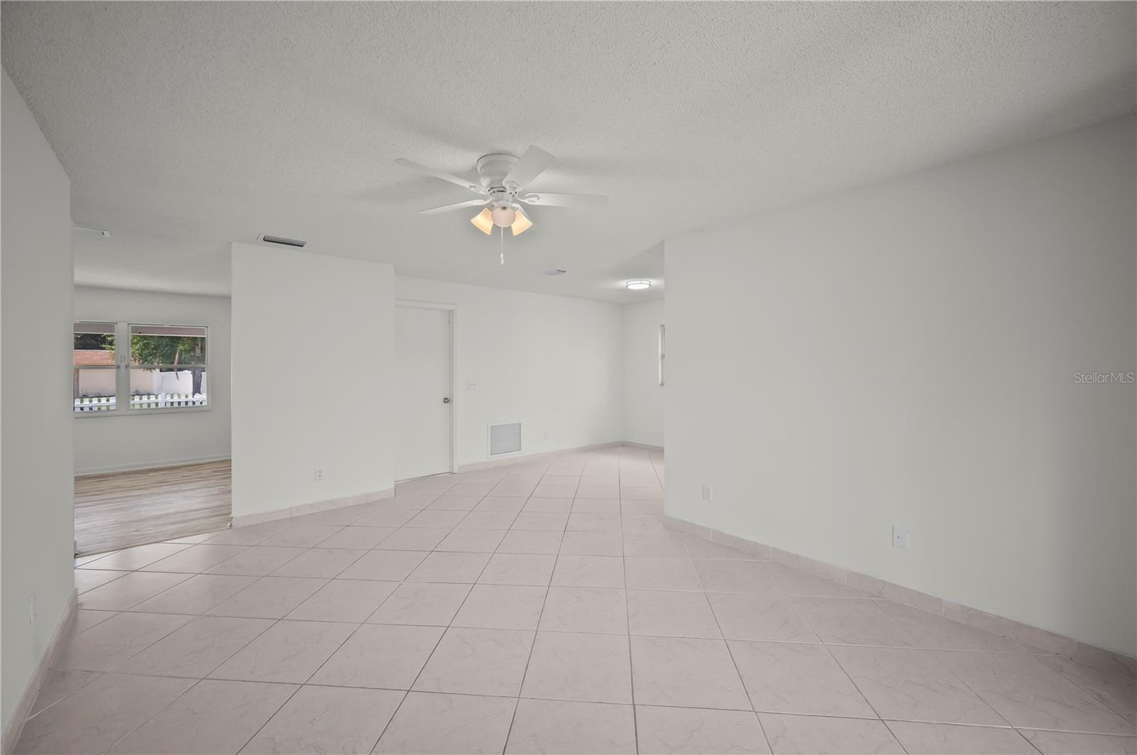 405 N HAWTHORN CIRCLE