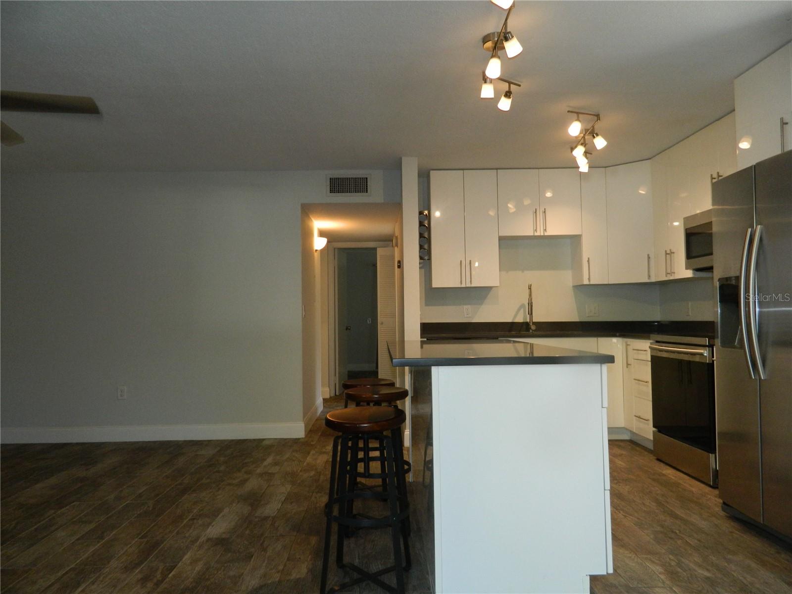 LAKEVIEW CONDO 01 - Residential Lease