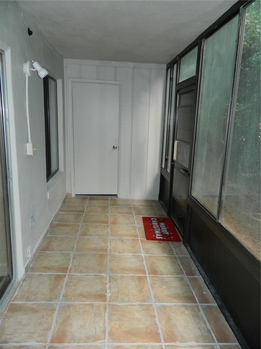 LAKEVIEW CONDO 01 - Residential Lease