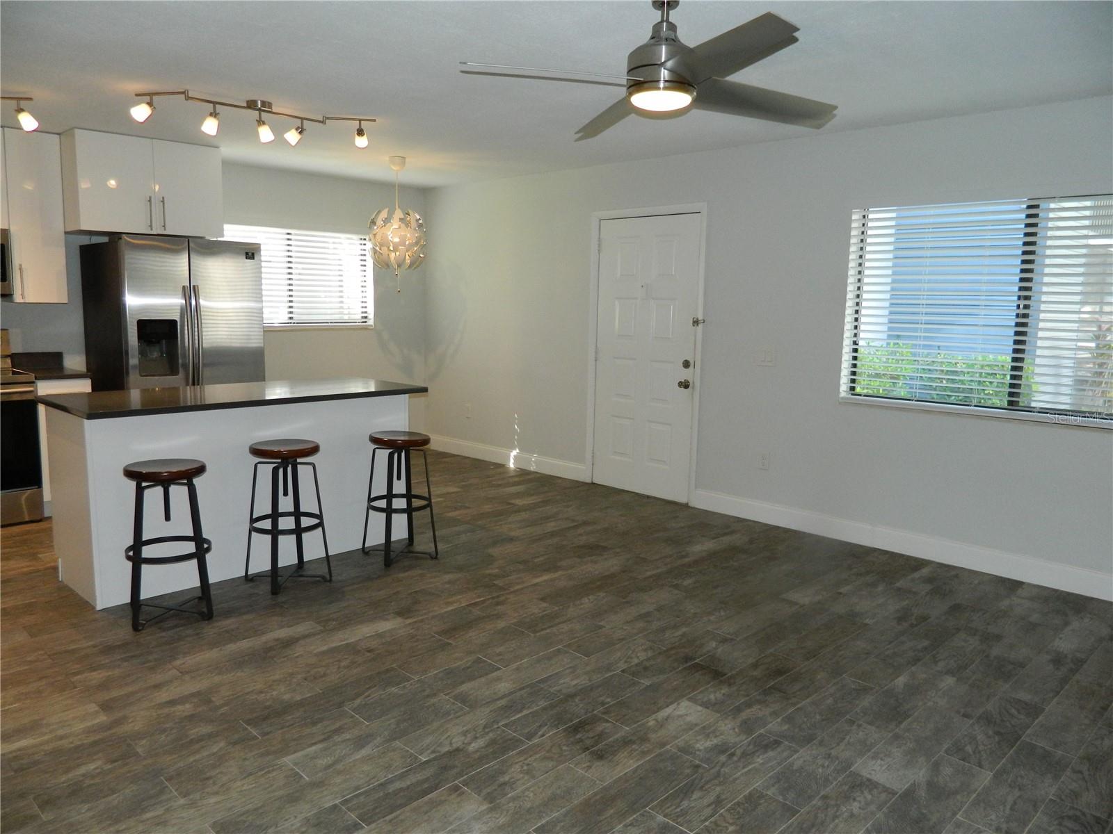 LAKEVIEW CONDO 01 - Residential Lease