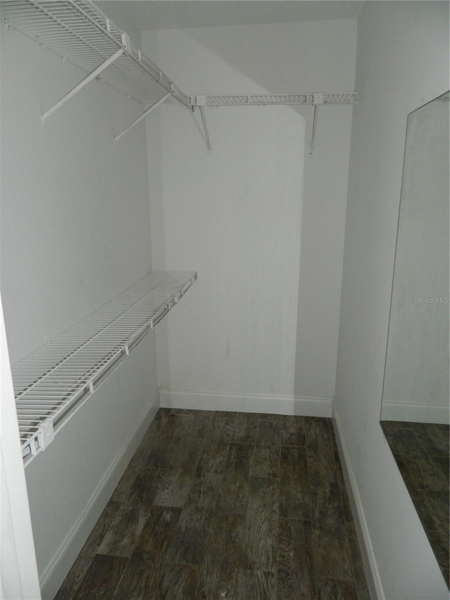 LAKEVIEW CONDO 01 - Residential Lease