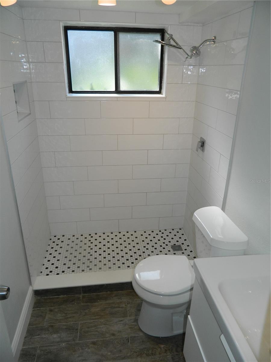 LAKEVIEW CONDO 01 - Residential Lease