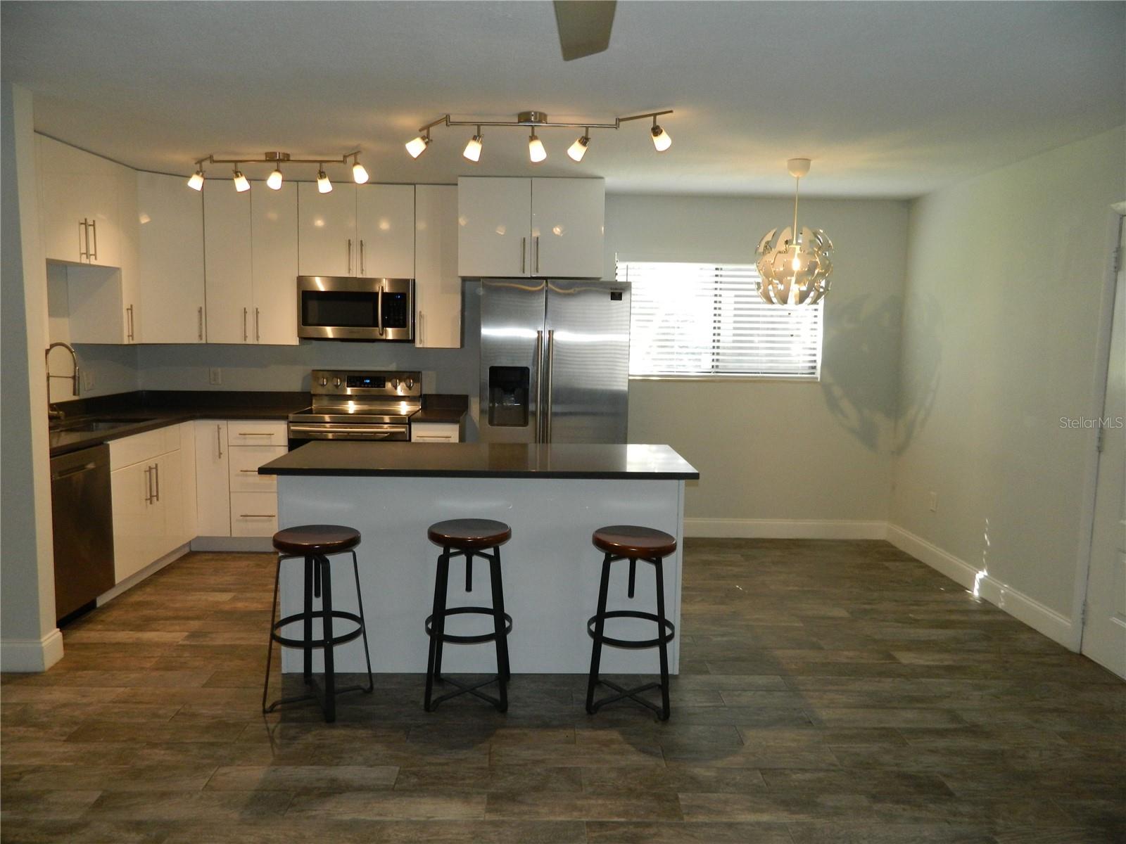 LAKEVIEW CONDO 01 - Residential Lease