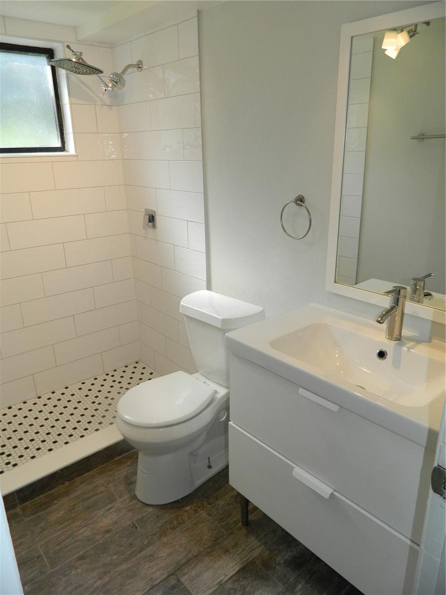 LAKEVIEW CONDO 01 - Residential Lease