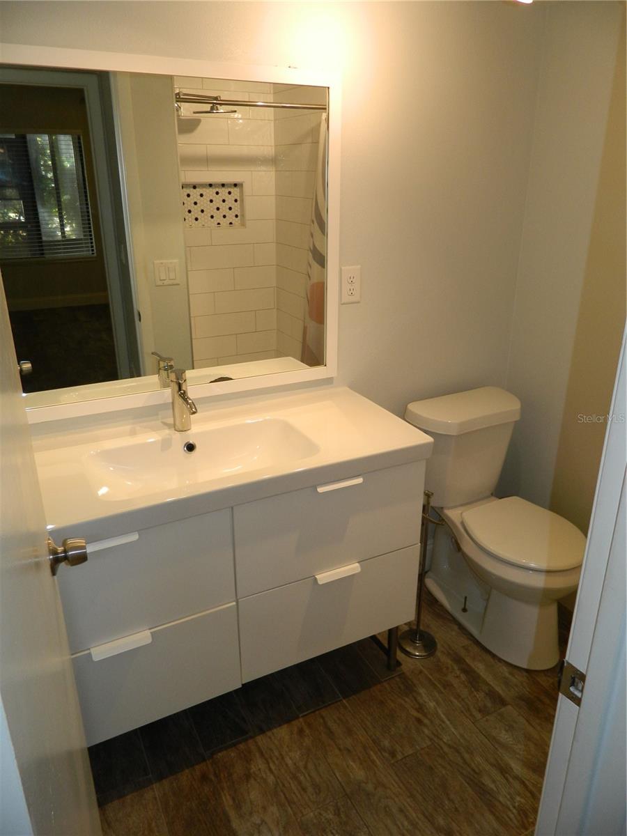 LAKEVIEW CONDO 01 - Residential Lease