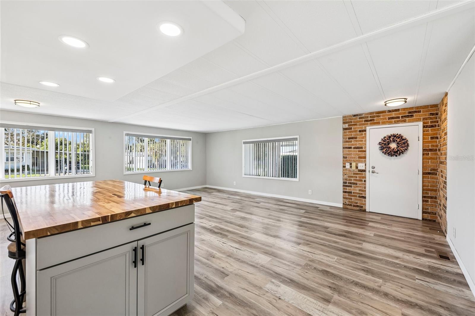 11 FLORENCE BOULEVARD
