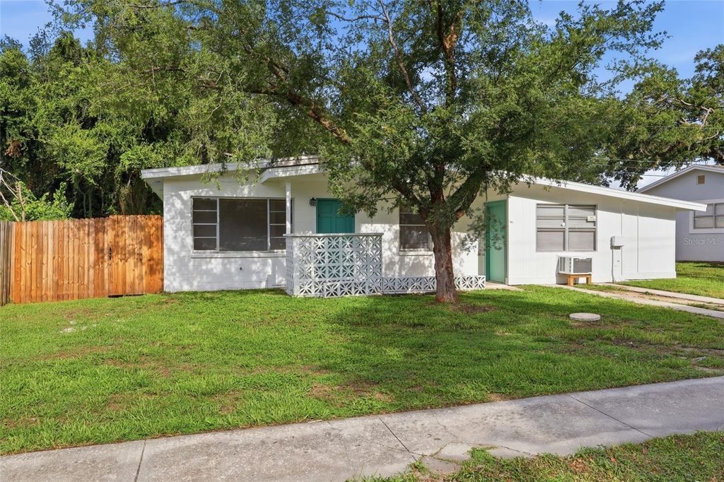 Photo of 410 S Oakwood Avenue, Brandon, FL 33511 (MLS # TB8519349)