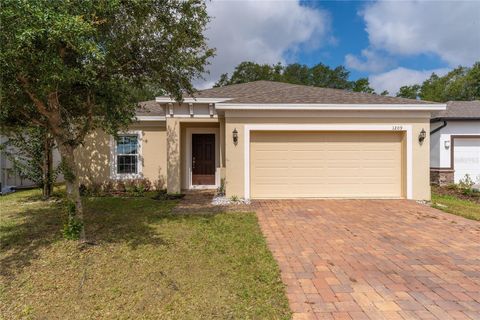 Photo of 1209 Stratton Avenue, Groveland, FL 34736 (MLS # S5150033)