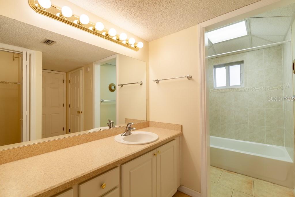 River Place 01 Hundred Condo - Residential