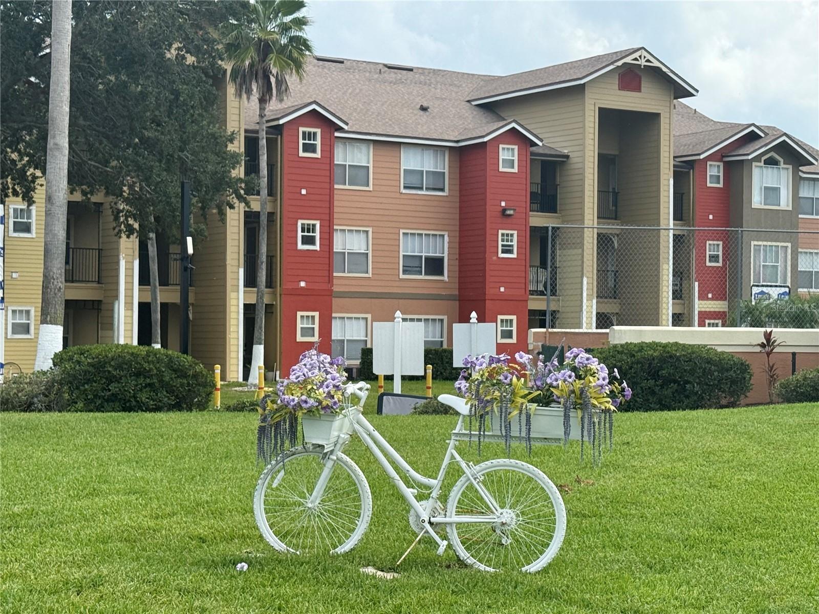 Welcome to this charming 1-bedroom, 1-bath condo located in the heart of Kissimmee. Conveniently situated near shopping plazas, dining options, banks, and government offices—everything you need is just minutes away. This resort-style community offers fantastic amenities including a swimming pool, fitness center, and a clubhouse available for your special events. There's also a conference room perfect for business meetings. Enjoy comfort, convenience, and lifestyle all in one place!