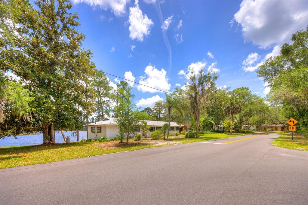 Photo of 33 Willow Lane, Deland, FL 32724 (MLS # V4949278)