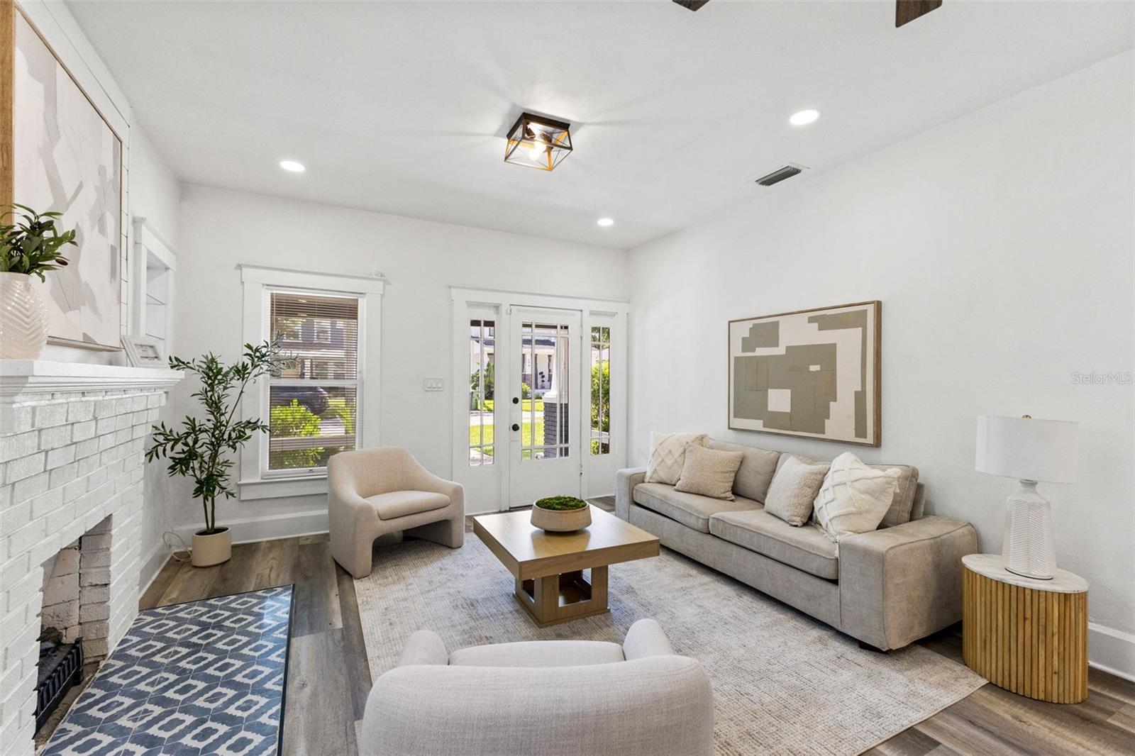 303 W CURTIS STREET