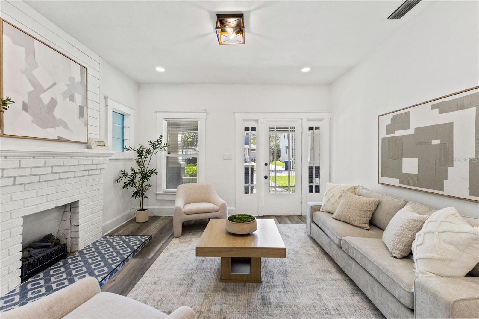 303 W CURTIS STREET
