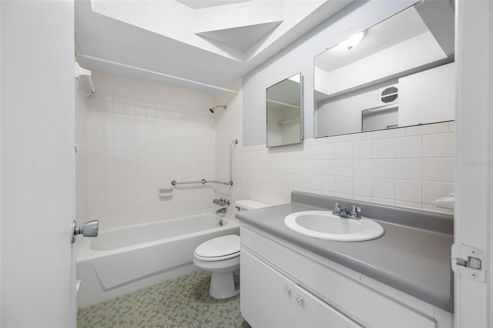 ACREAGE & UNREC - Residential Lease