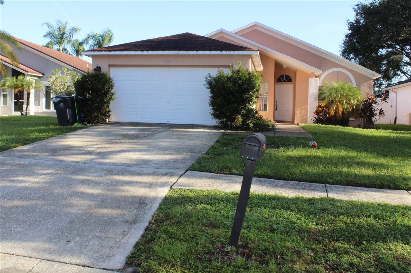 LOCATION ! LOCATION !! ONE OF THE BEST GOLF COURSES IN HILLSBOROUGH COUNTY. THE COUNTRY WAY GOLF OF WEST CHASE AREA IN PARTICULAR JOINED. 3+2, POOL WITH ENCLOSURED SCREEN, 2 CAR GARAGE. SUPER NICE AREA, ALL FRIENDLY RESIDENTIAL. FENCED ALL THE WAY AROUND. THE BEST HOUSE YOU CAN FIND FOR THE PRICE RANGE.