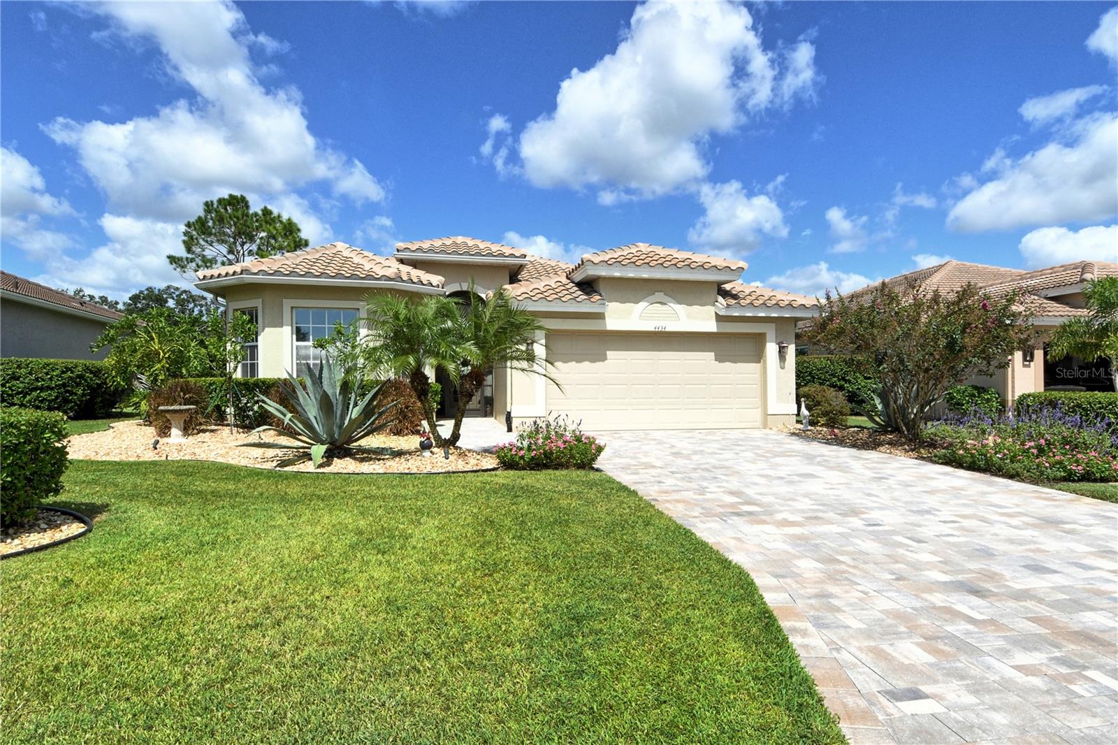 HERITAGE OAKS GOLF & COUNTRY CLUB - Residential