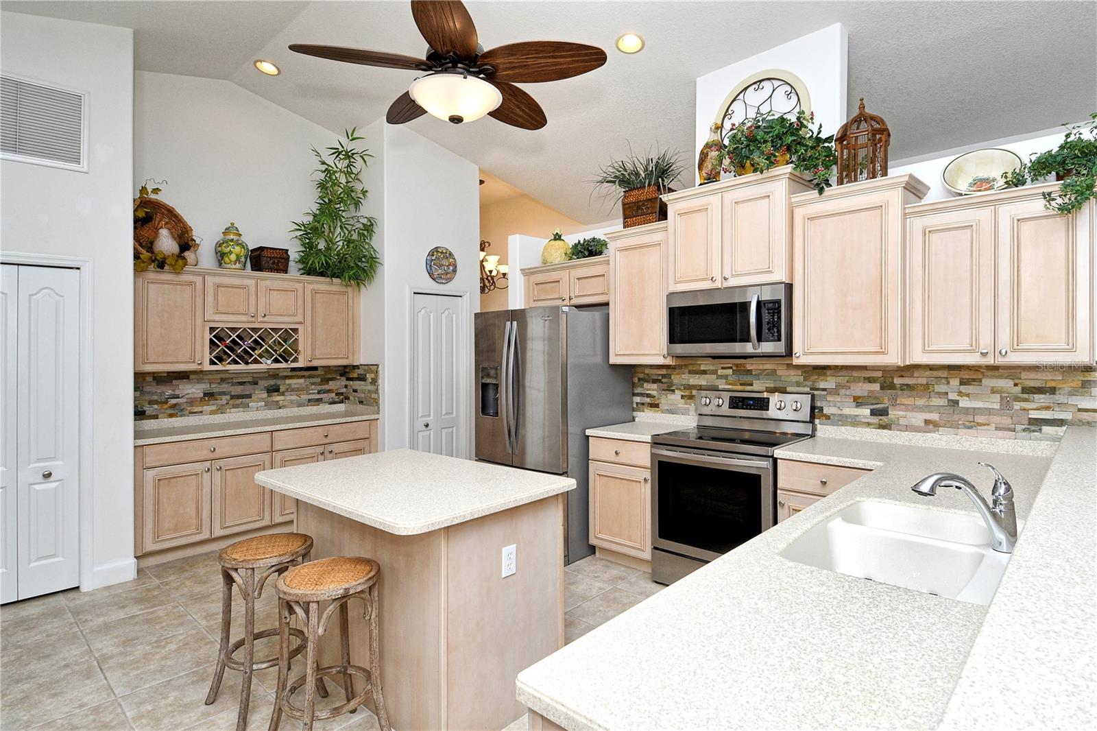 HERITAGE OAKS GOLF & COUNTRY CLUB - Residential