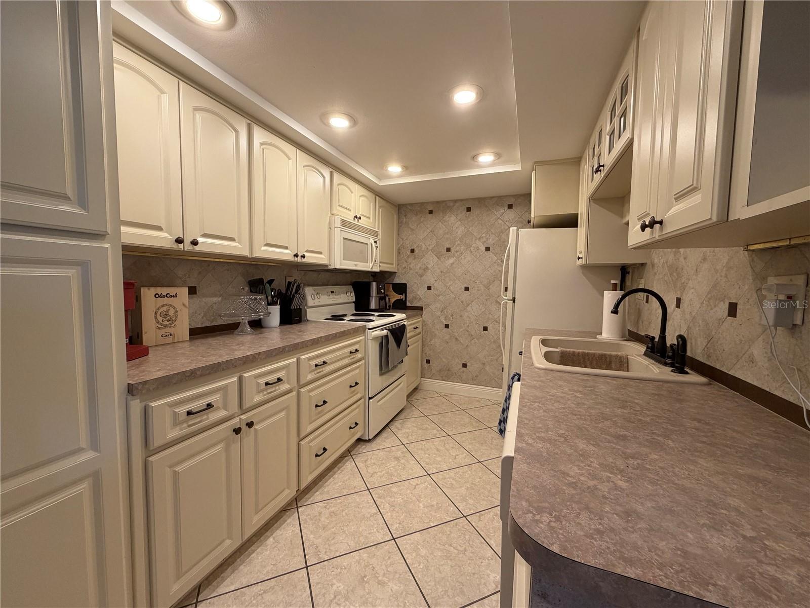 THREE PALMS POINTE CONDO - Residential Lease