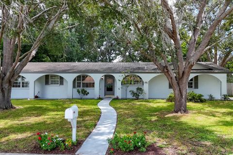 Photo of 2912 Pinecrest Way, Sarasota, FL 34239 (MLS # A4666509)