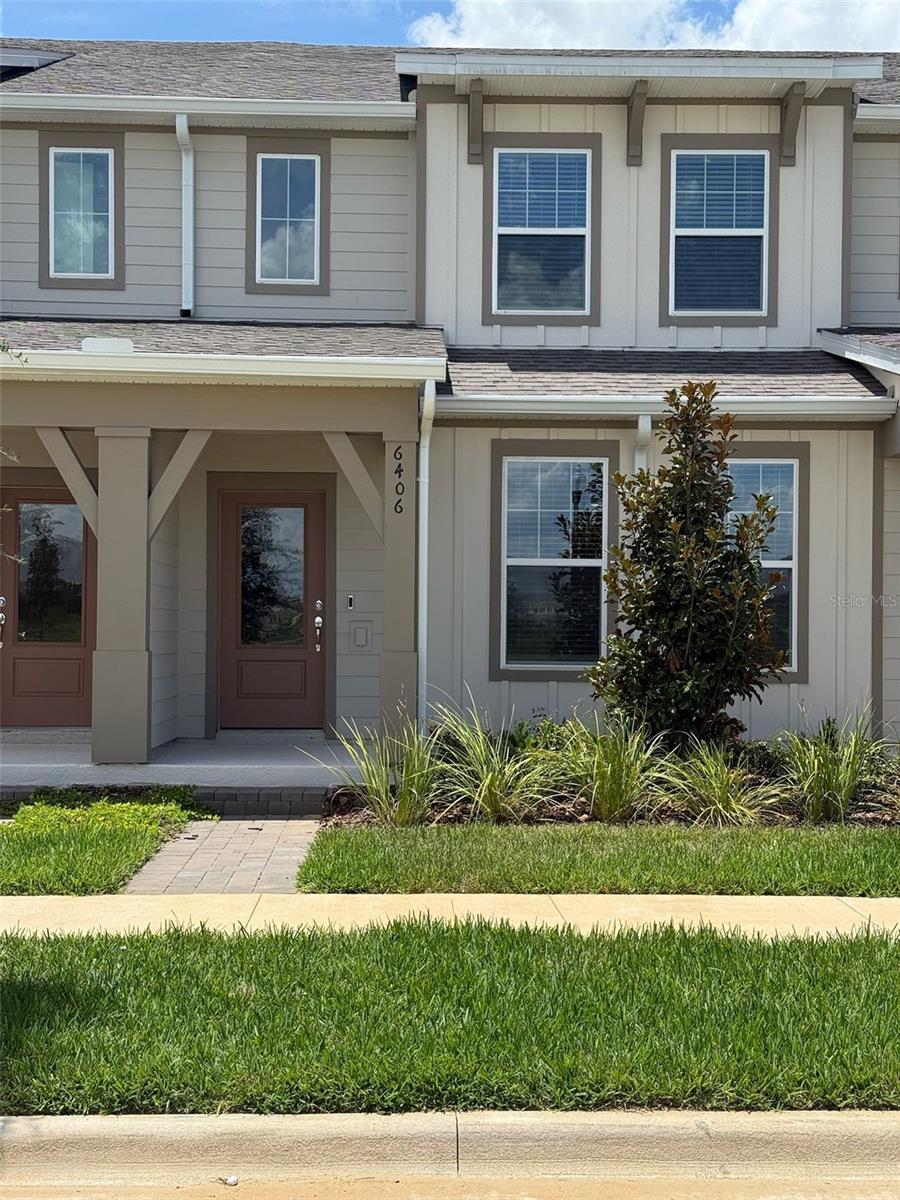 Live in this brand-new Dahlia hometown in Horizon West, minutes from Orlando’s attractions. Featuring 3 bedrooms, 2.5 baths, a 2-car garage, and an open-concept layout with a stylish kitchen, quartz countertops, and stainless steel appliances. Enjoy a luxury owner’s suite, modern finishes, and access to community amenities: pool, cabana, and playground