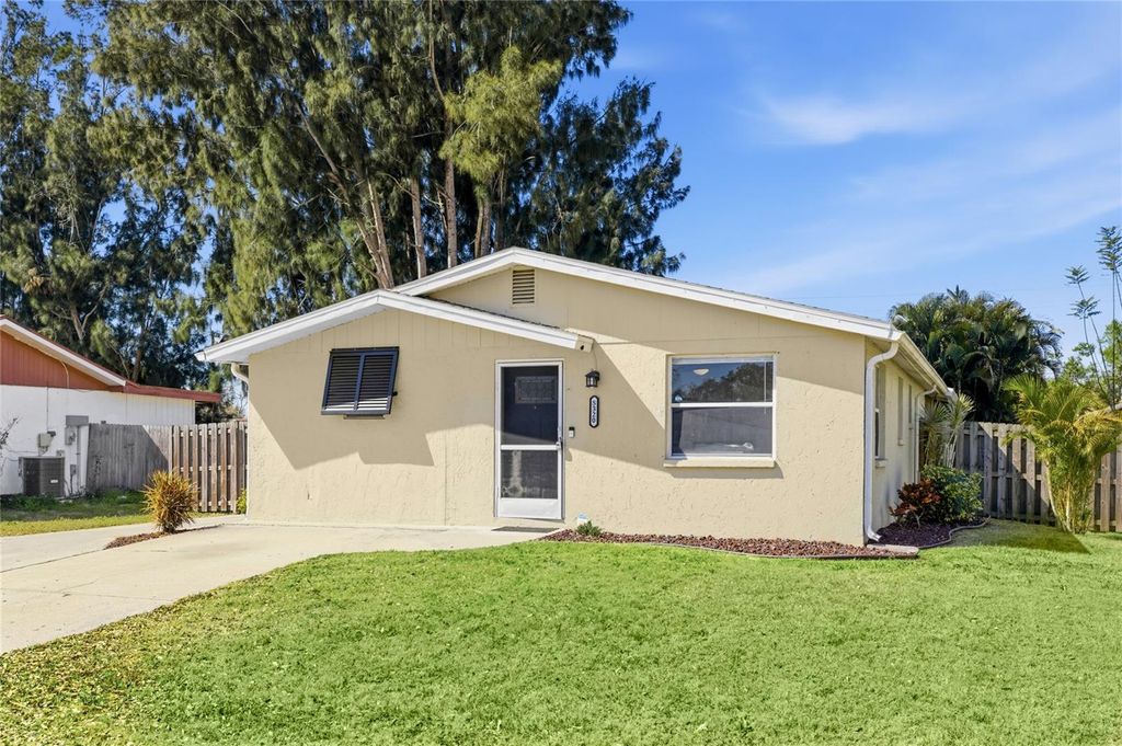 Photo of 5320 Moeller Avenue, Sarasota, FL 34233 (MLS # A4682919)