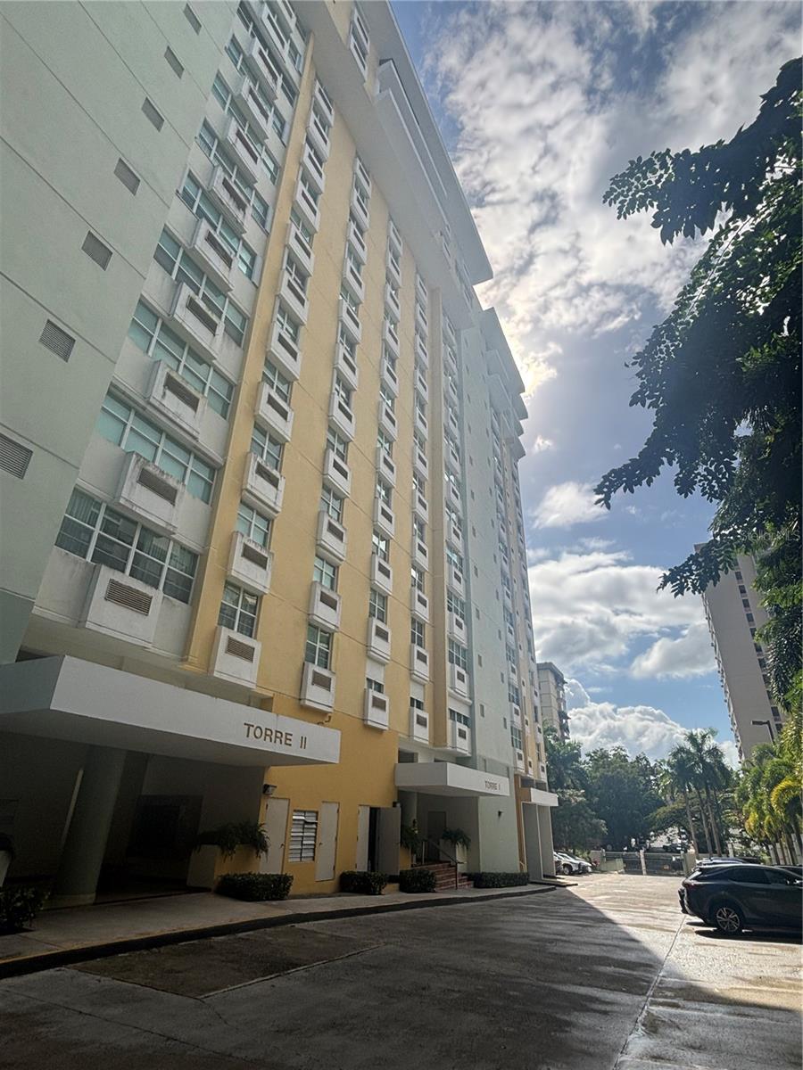 Located on the Avenida San Patricio, this elegant 2-bedroom, 2-bathroom apartment offers spaciousness and comfort, with a living room, dining room, family room and office space. The kitchen is fully equipped with a refrigerator, microwave, oven, and electric stove top. The laundry area includes a washing machine, dryer and heater. The condominium has exclusive amenities: controlled access, swimming pool, gym, conference room, gazebo and electric generator with partial cover of the apartment.A unique opportunity to live in one of the best areas of Guaynabo, PR. Contact us for more information.