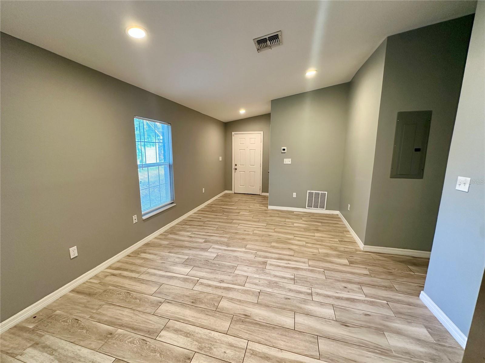 ORLANDO FARM & TRUCK CO - Residential Lease