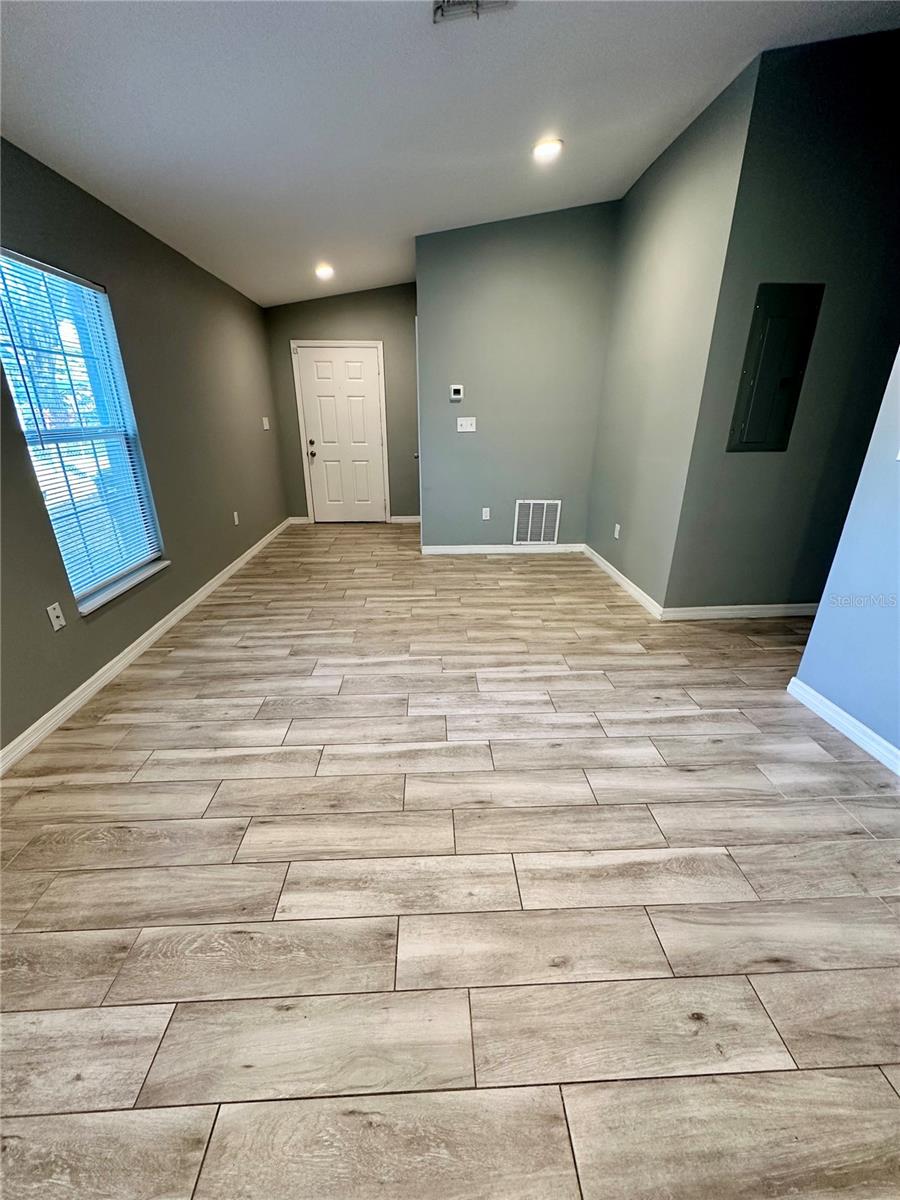 ORLANDO FARM & TRUCK CO - Residential Lease