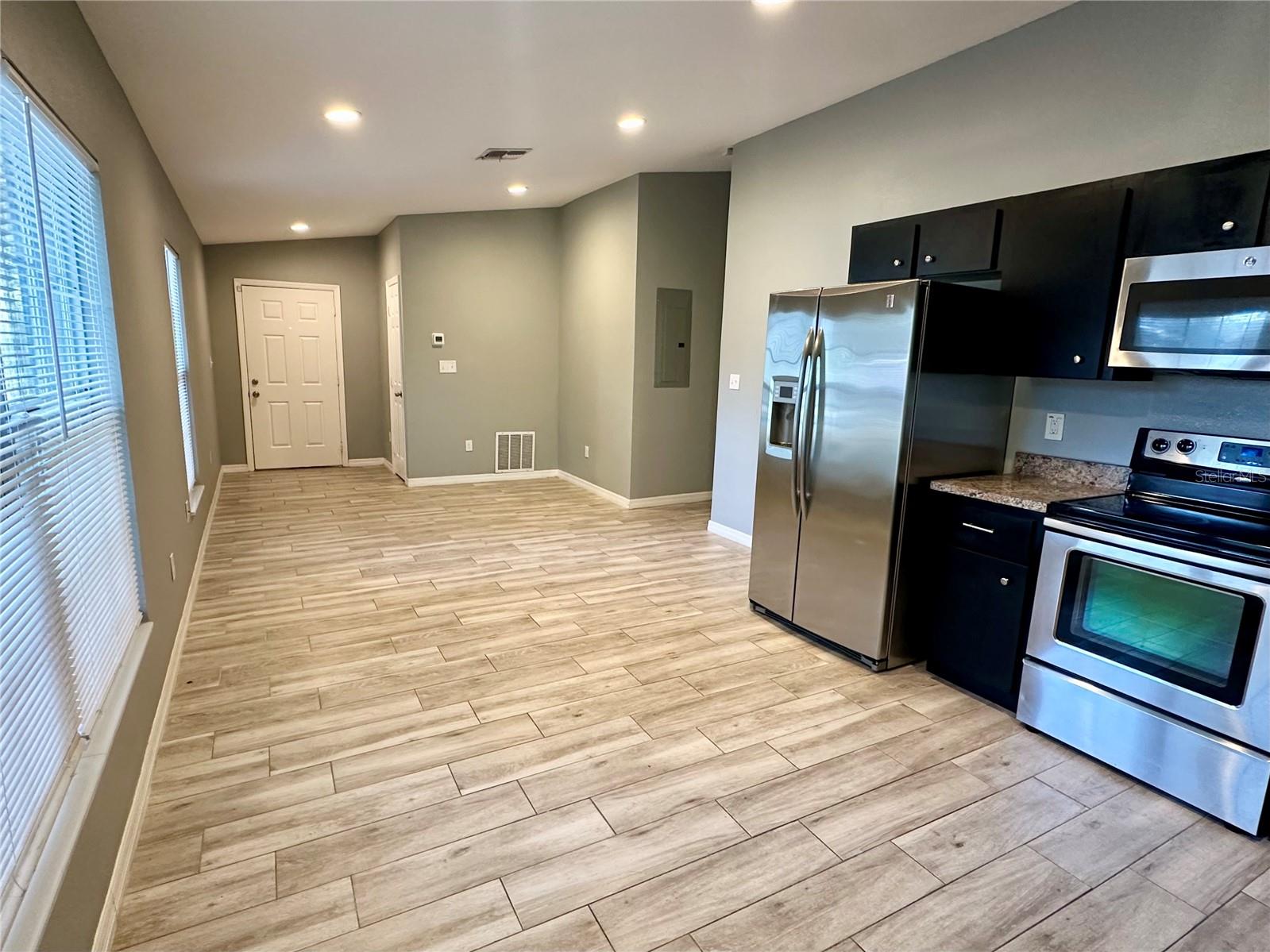 ORLANDO FARM & TRUCK CO - Residential Lease