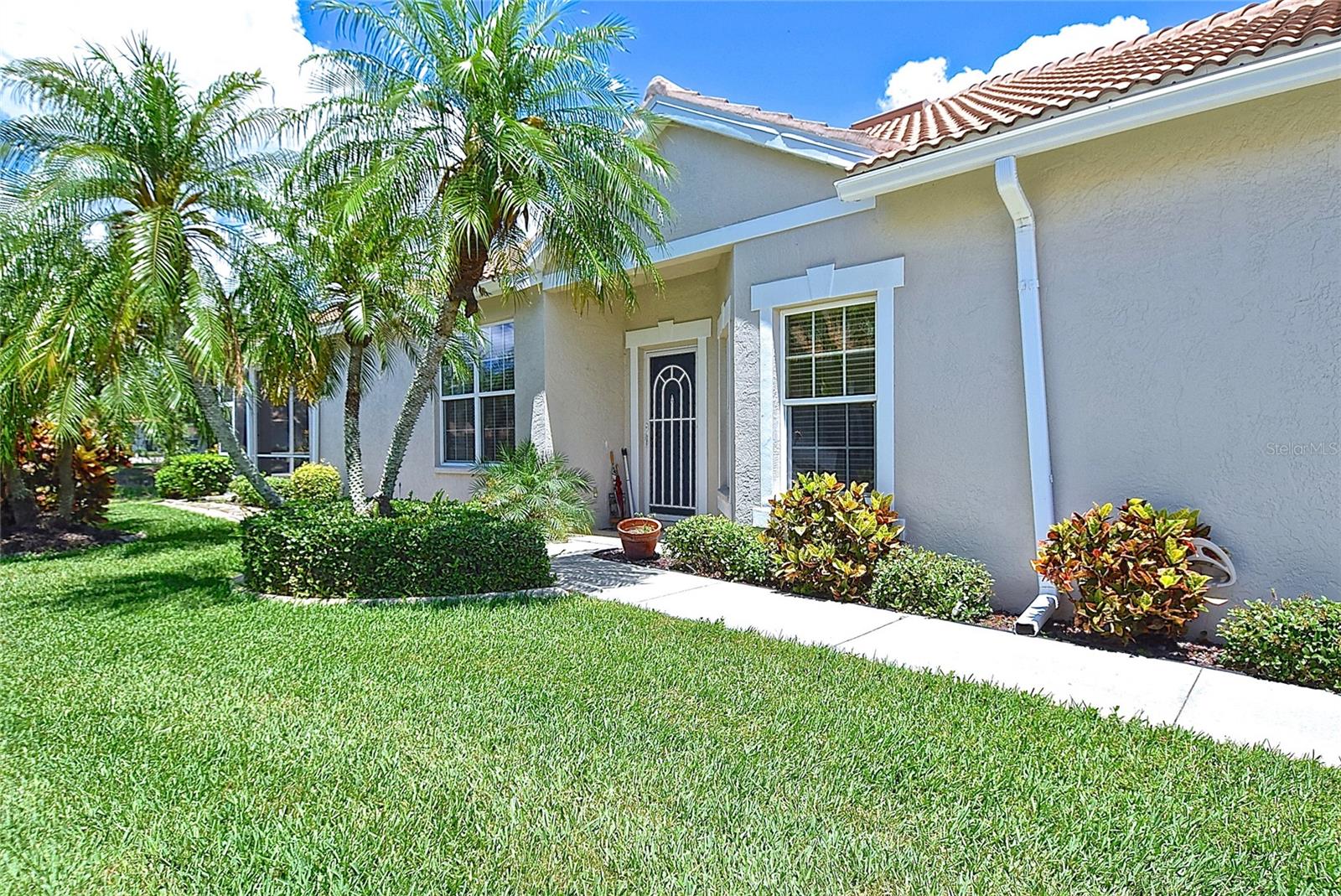 PELICAN POINTE GOLF & COUNTRY CLUB - Residential