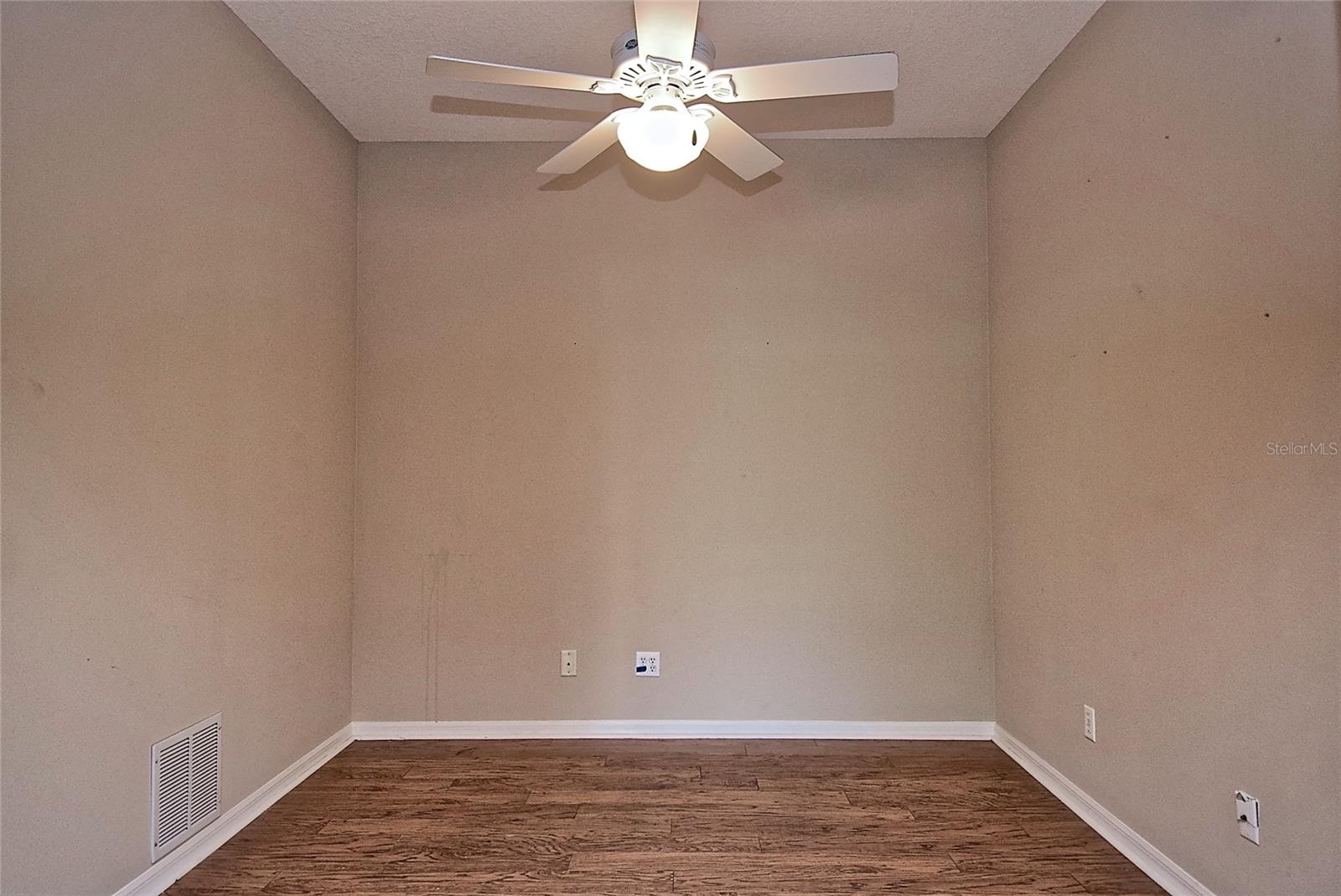 PELICAN POINTE GOLF & COUNTRY CLUB - Residential