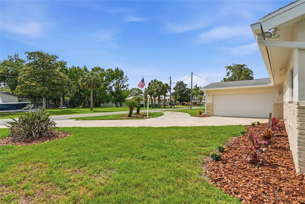 Photo of 1401 SE Paradise Avenue, Crystal River, FL 34429 (MLS # P4938871)
